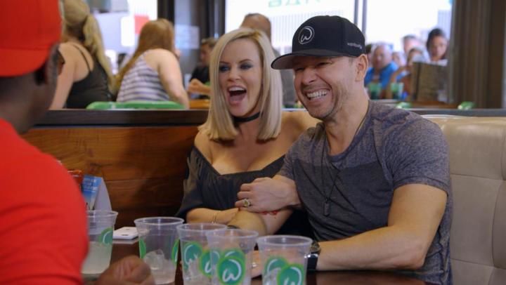 Wahlburgers S8E11 Jen and Juice