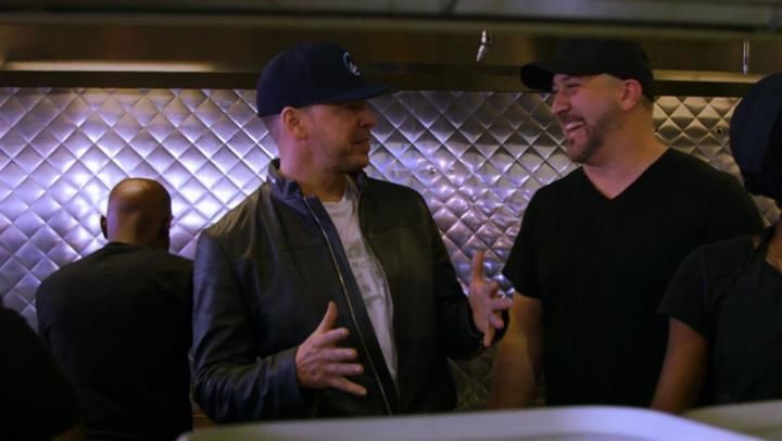 Wahlburgers S8E4 Weiner Takes All